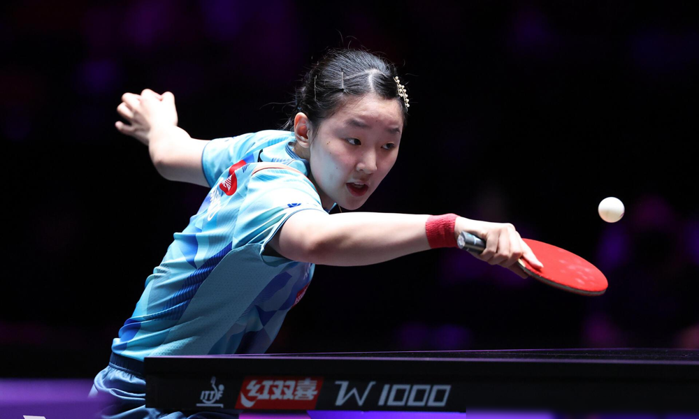 张本美和刚把奖杯抱热乎，解说席上郭炎就撂了句：她上当了。4比3赢陈熠，打得撕心裂肺，反手弹击、近台抢攻、落点变化，全使出来了。为了这块牌子，她连压箱底的变线套路都抖干净了。问题是，孙颖莎和王曼昱就坐在电视机前，一帧一帧看完了。陈熠逼得越狠，张本美和暴露得越彻底，正手短球怎么打、追身位怎么顶、相持到第