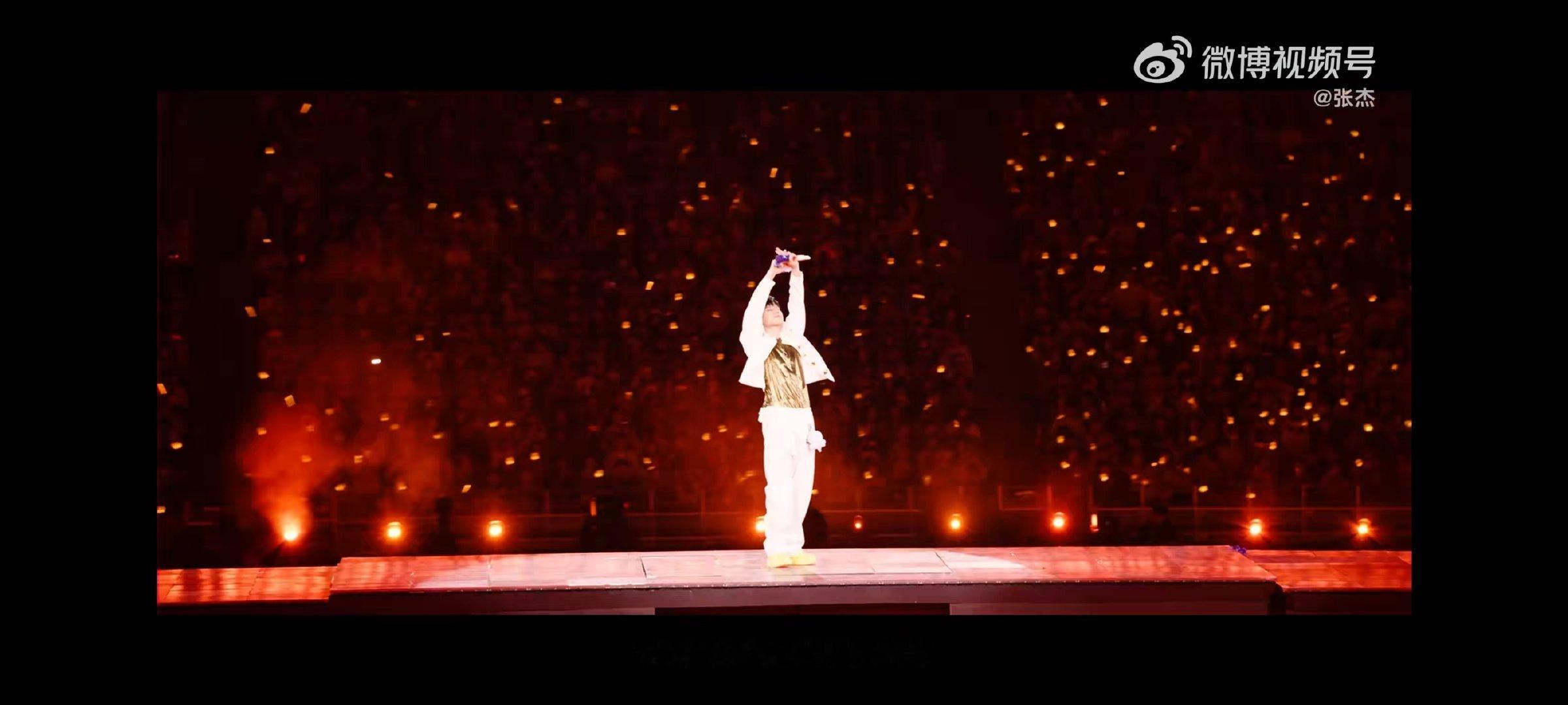 #张杰我们一起去爱去未来##张杰顶级舞美空间构建未live宇宙#概念片氛围感拉满！舞美不止是背景，更是完整的未·LIVE宇宙。“一起去爱去未来”，温柔又有力量。把期许和爱意全部放进巡演里，光是概念片就已经开始期待演唱会现场。#张杰新巡演主题概念片# ​