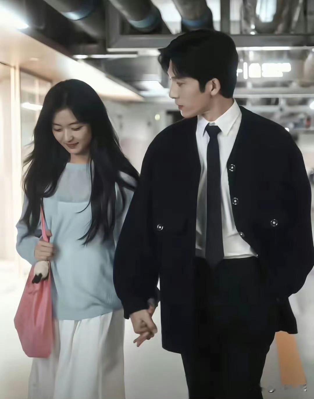 一句嫂子，可那是刘雯啊。井柏然和刘雯一同现身李荣浩演唱会，李荣浩现场点名二人，这件事引发剧粉热议。不少人猜测点名环节是提前安排好的。或许是因为井柏然、孙千即将二搭，剧粉心里有落差，但其实真的没必要把情绪牵扯到刘雯身上，大家理性看待就好。