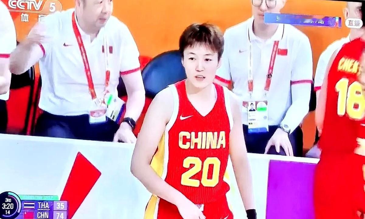 第三节还没打完，计分板上的分差直接飙到了40分。

中国女篮亚运首秀，硬是把比赛打成了队内训练。刚打完世界杯的杨舒予、罗欣棫这批人，拿球就突，抬手就有，打出了降维打击的从容。

镜头一转，没去成世界杯的刘禹彤和邓玉婷却在场上直喘粗气。跑位发懵，球砸手里，连准星都没找着。这实战状态的反差，看得人直拍大