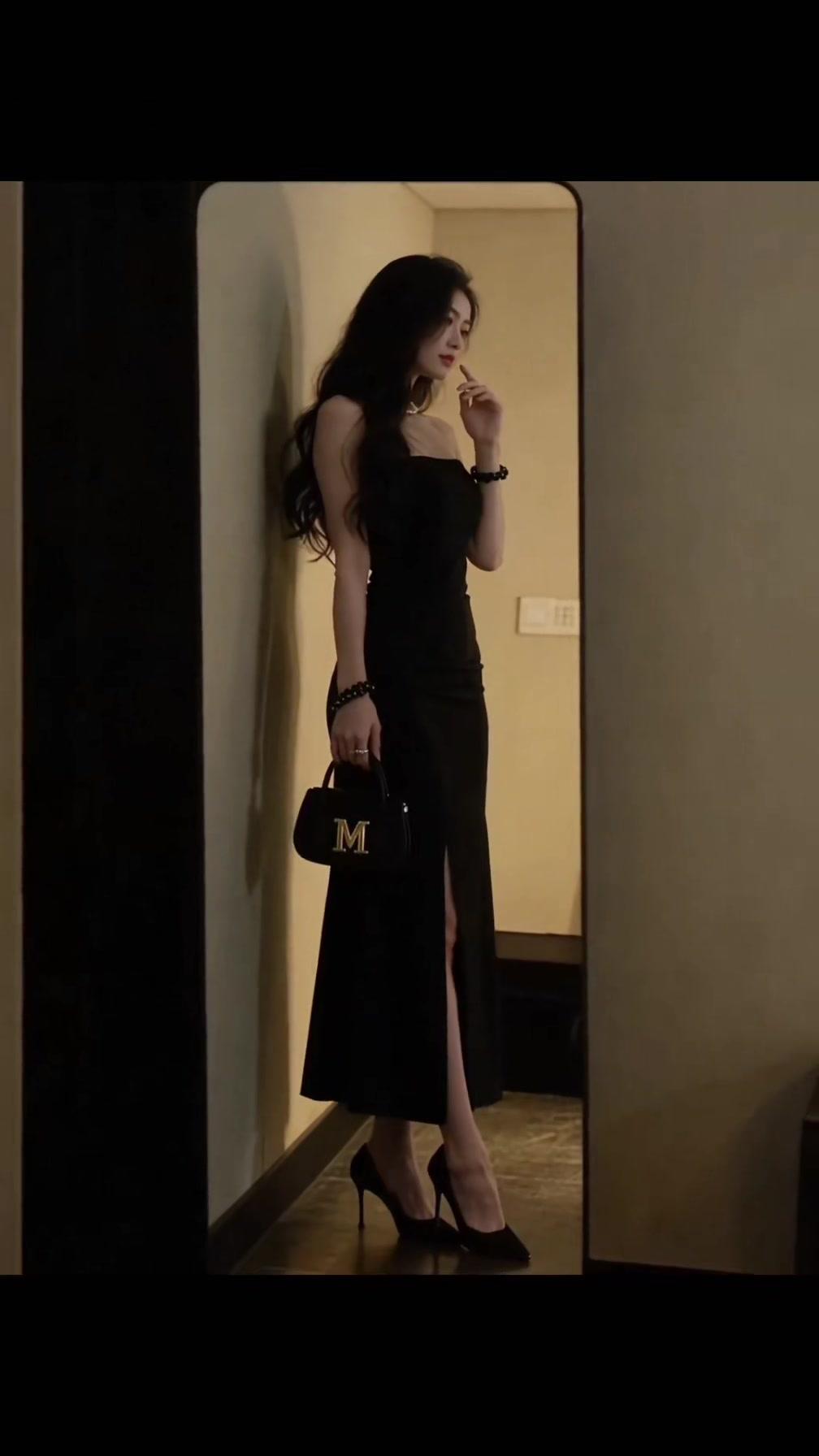 御姐风黑色系穿搭，又酷又飒！👗今天这套黑色系穿搭真的太戳我了！上衣是...