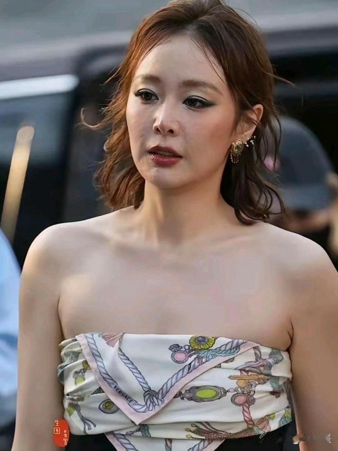在高叶这头一次见到丝巾还能这么穿 ​