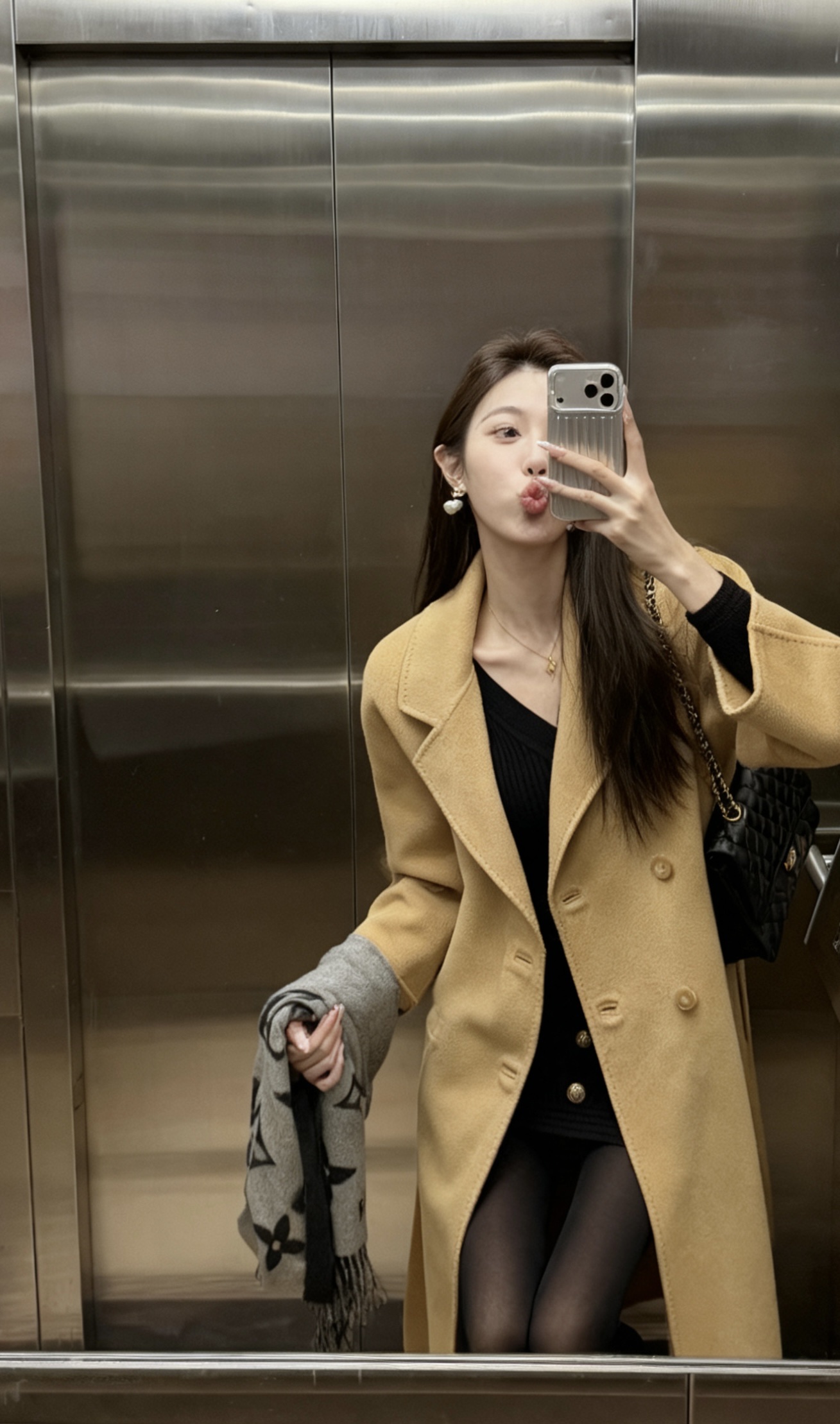 今日穿搭推荐：秋冬温柔高级风，是今年很流行的“松弛感气质搭配”。  上...