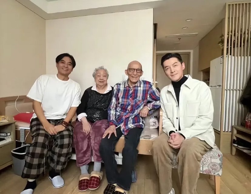 #胡歌陈龙都哭了#

戏里的师徒缘分，终究要在现实里挥手告别，真正动人的到底是角色，还是人与人之间长久的情义？
 
胡歌、陈龙连夜从金鹰奖的现场赶回北京，送别游本昌先生最后一程。灵堂之内难掩悲恸，频频拭泪的画面，让很多人想起《繁花》里爷叔与阿宝的羁绊。但这份悲伤，早已跳出剧集本身。
 
游 ​