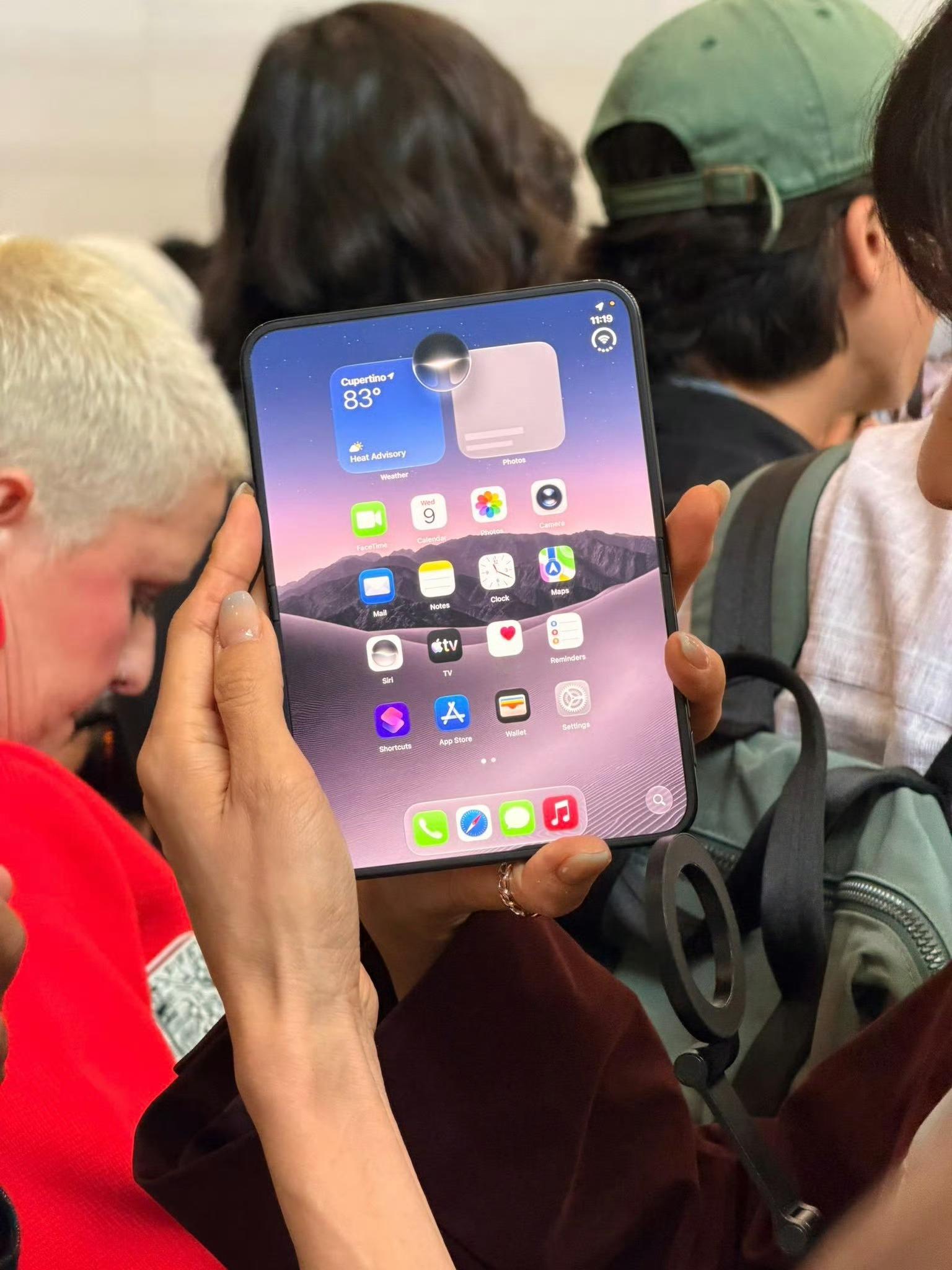 iPhone Duo确实很出人意料，该有的功能都有了，而且内屏是无开孔的屏下摄像头，要知道这个技术很多国产手机都不怎么用了，没想到苹果又加在了新品上，可以遇见接下来很多国产折叠屏内屏都要用屏下摄像头了。关键还是价格，国行在16000价位的话，国产折叠屏就有点难受了。