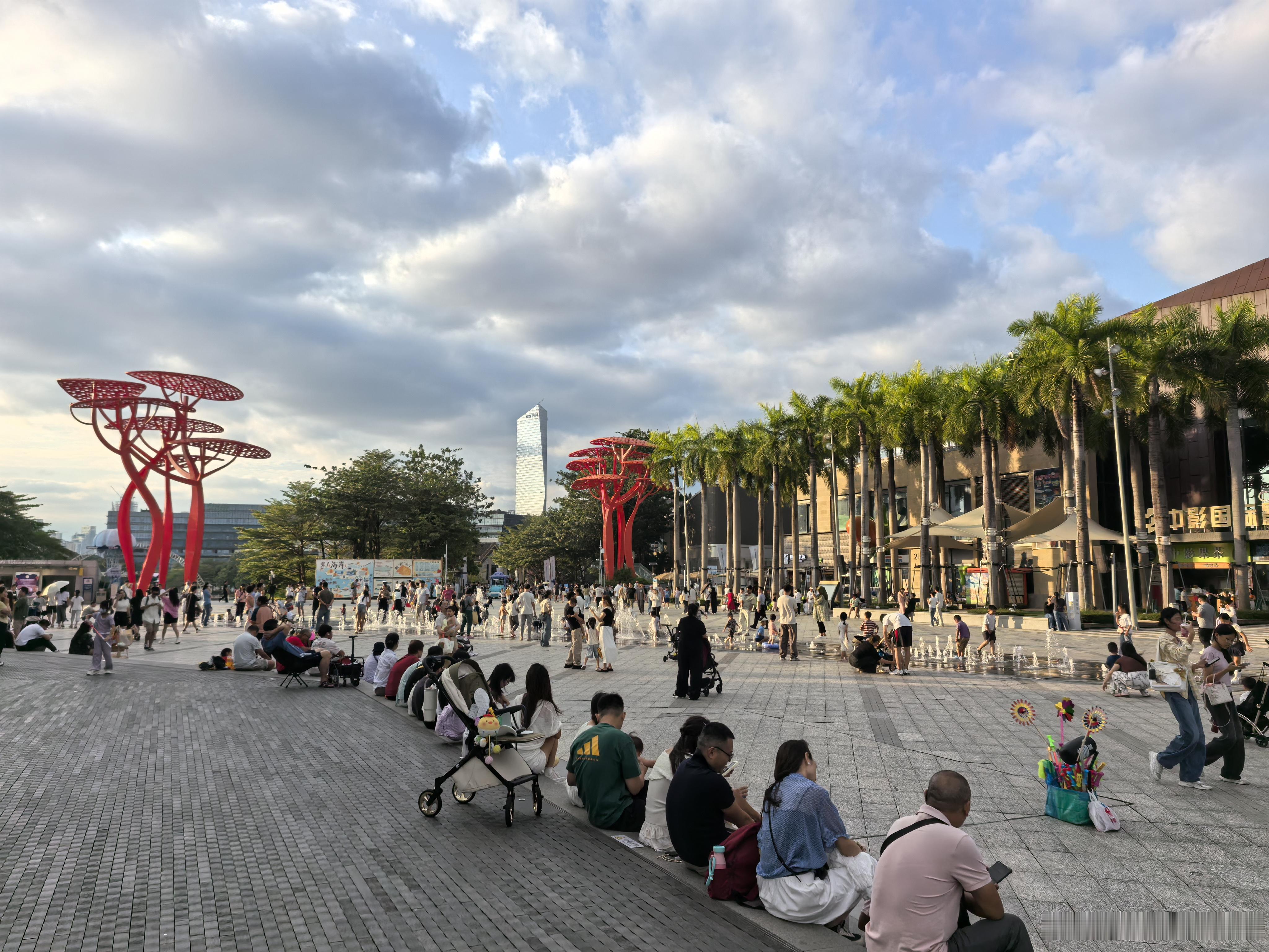 深圳华侨城欢乐海岸，国内首个文旅商娱综合体，2011年开业，陪伴了深圳人十五年，也是我和朋友约饭的经常性选择。有两年没来了，最近有时听到它不利的消息，联想到此前华侨城的一些不利消息，让人对它有些心生担忧。今天借国庆假期，来现场看看，假期的人气还是很旺的，但确实有一些商家处于闭门歇业状态，整体环境的细