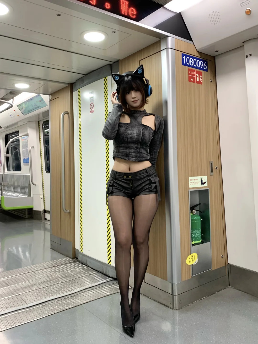 在地铁遇到人形猫女