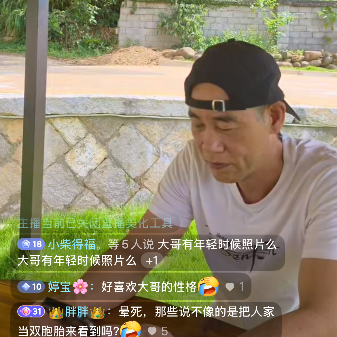 撞脸工人否认是陈小春弟弟！50多岁，未婚未育，本人直播透露家庭情况，摘了安全帽之后，细节也能看出，他与陈小春的长相还是有差距的。

10月15号，撞脸陈小春的工人开直播回应外界的种种非议，以及网友最关注的两个点“抱养、胎记”，对此，这位工人大叔表示自己家中有三个兄弟，另外还有一个姐姐，所以并不是被抱