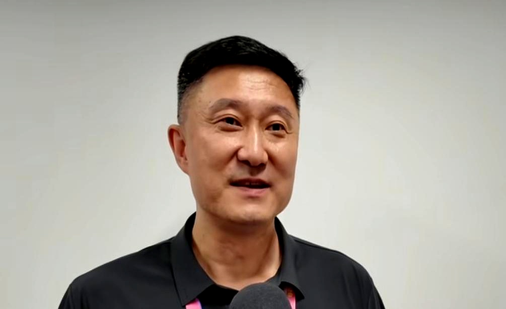 广东大胜广厦那场球赢是赢了，但杜锋回过头来，还是给自家首发控卫徐杰狠狠上了一课。
 

咱们很多本土后卫总有个通病：一门心思死磕单打，一旦被对手合围包夹，手上一慌就盲目出球，失误送得明明白白。
 

在杜锋看来，徐杰目前跟战术合不上拍，也是卡在对比赛的理解上。
 

同样面对包夹，外援弗格的处理就老