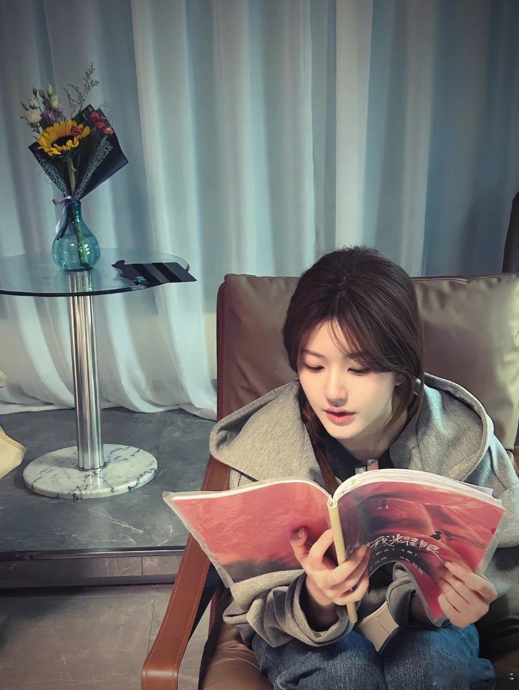 #赵露思[超话]# zls#赵露思许我耀眼#  zls#赵露思许妍# 
就是萌！正面看，萌！背面看，萌！左边看，
萌！右面看，萌！上面看，萌！下面看，萌！用苹
果手机看，萌！用华为手机看，萌！用小米手机
看，萌！用三星手机看，萌！用欧坡手机看，萌！
用维沃手机看，萌！用八八四八手机看，萌！！ ​