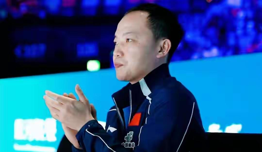 王曼昱那块金牌，一半得挂在一个“不在名单里”的男人脖子上！
名古屋亚运会女单决赛，王曼昱4比2拿下孙颖莎，时隔八年重夺女单金牌，还捎带女团、女双一共三冠。镜头给到的是场边鼓掌的马琳，可看台十几排开外，蹲着一个穿深色训练服的男的，拳头攥得指节发白，从头到尾没眨眼——他叫任浩，王曼昱的主管教练。亚奥理事