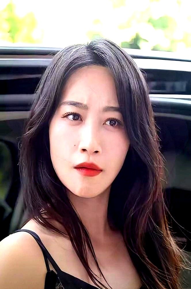 一句“戏排到大后年”，让蓝盈莹被追着骂了六年吃相难看。

商务代言掉光，路人盘崩盘。她没发一条小作文卖惨，转身扎进剧组，连轴转拍了六年戏。

圈内制片人私下交底，现在找演员就怕碰上碰不得的易碎品。蓝盈莹这种不矫情、死磕镜头、扛得住高压的卷王，反而成了资方保底的定心丸。

大众嫌她把野心写在脸上，业内