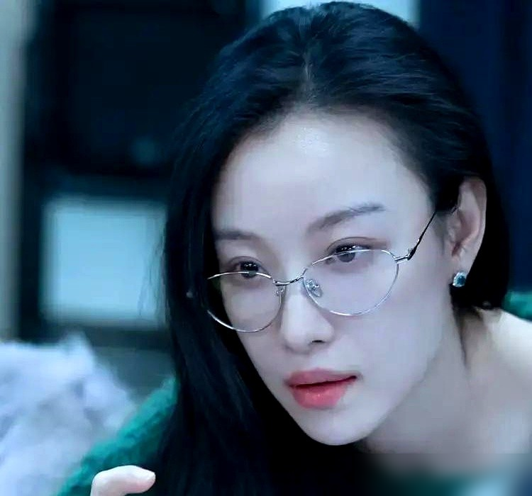 井柏然的两段恋情，展现了截然不同的处理方式。
与倪妮相恋时，两人在机场拥吻高调公开。分手时动静很大，还曾发律师声明澄清所谓合约情侣的说法。
和刘雯在一起后，全程都非常低调。为了不影响井柏然新剧的宣传，刘雯甚至特意分开走机场，避免同框。
真正能长久的感情，往往不需要展示给外界看。