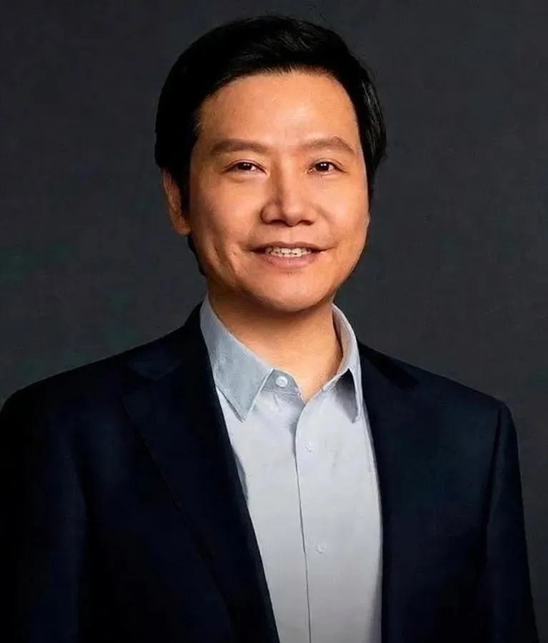 刚查了小米名字的由来，真是不查不知道，一查就觉得佩服。
雷军一开始想叫“红星”，但工商局没通过，因为和二锅头重名了。
后来还考虑过“玄德”“千奇”“红辣椒”这些名字，都觉得不满意。
直到有人提到“白米饭”，雷军想到了“佛观一粒米，大如须弥山”，本来想叫“大米”，可投资人说互联网公司名字得用“小”字，