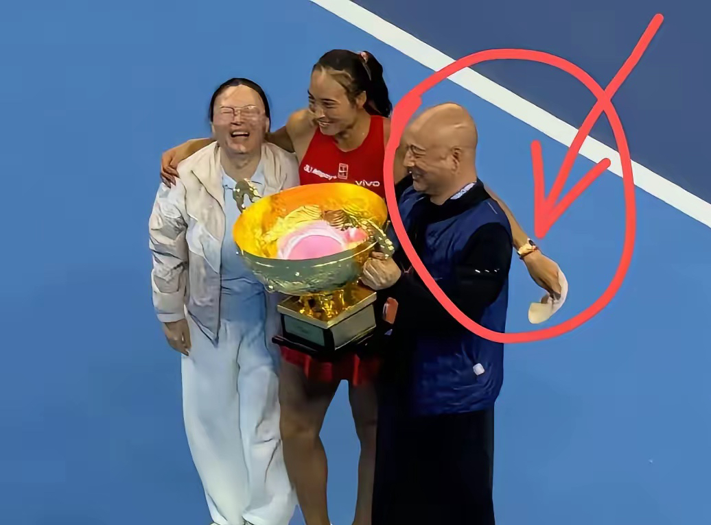 原来，郑钦文摘掉爸爸帽子不是图好玩！
毕竟爸爸没有头发，平时戴个帽子很正常，郑钦文猛的摘下来，也一定是事出有因。
一家人上台领奖，是妈妈提醒郑钦文，爸爸戴的帽子有其他品牌标识。
郑钦文身上有个做代言，这种场合不能出现其他logo，所以她干脆把爸爸帽子摘下来。
爸爸虽然不知道为什么，但全程陪着女儿哈哈