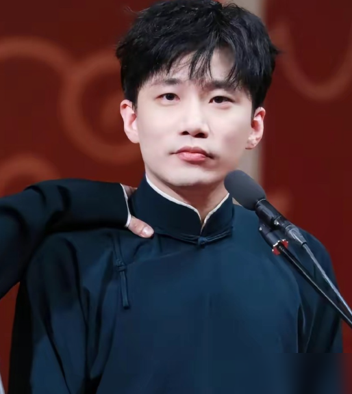 王鸥一句独自养育孩子，直接把德云社京城富二代何九华架在了火上烤。
一边是事业高歌猛进，跟秦霄贤频频搭档说相声，郭德纲甚至放话要给他们量身定制开专场。
一边是操作令人迷惑，今年5月他在综艺里承认有个两岁女儿，大谈孩子多可爱，却对孩子妈避而不谈。
结果到了8月31日，王鸥不惯着，直接发博官宣单身带