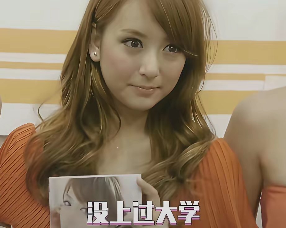 没认识郭富城之前的方媛美的很松弛。
嫁给郭富城以后的方媛妆容变精致，她的状态和表情却显得用力又紧绷。
莫非方媛做“天王嫂”的压力有点大？ ​