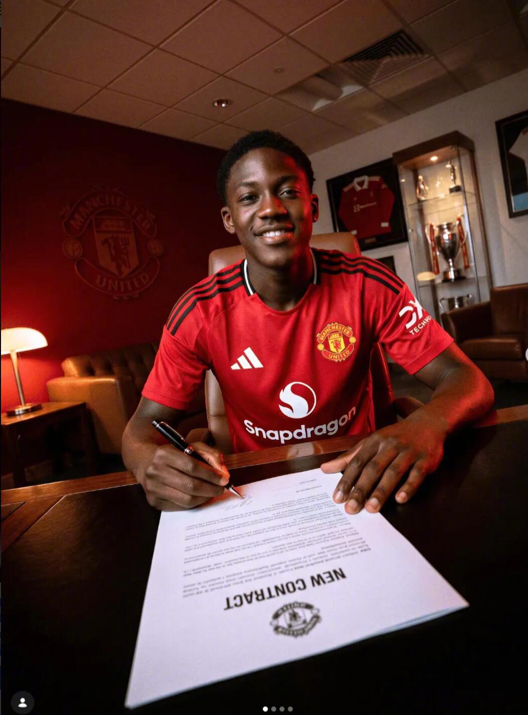 据罗马诺的独家消息，梅努与曼联的新合同现已敲定，为期五年，Here w...