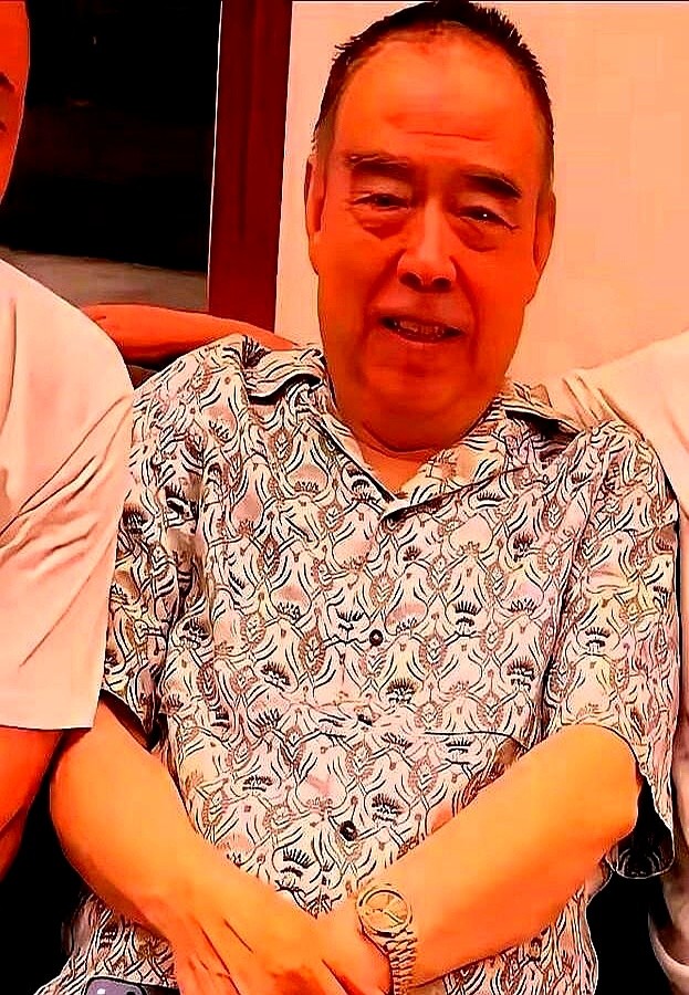 74岁的陈凯歌，戴着60万的金表，在三亚饭局上站起来挨个倒酒剥虾。

酒倒给投资人，倒给年轻编剧，连儿子陈飞宇的杯子他都弯着腰给满上。

片场里骂场记、怼演员、一个镜头磨几十遍的那个大导演，下了戏把主位空出来，自己坐靠门的椅子。

有人说这是摆谱，有人说这是活明白了。

其实都不是。

片场那是争戏