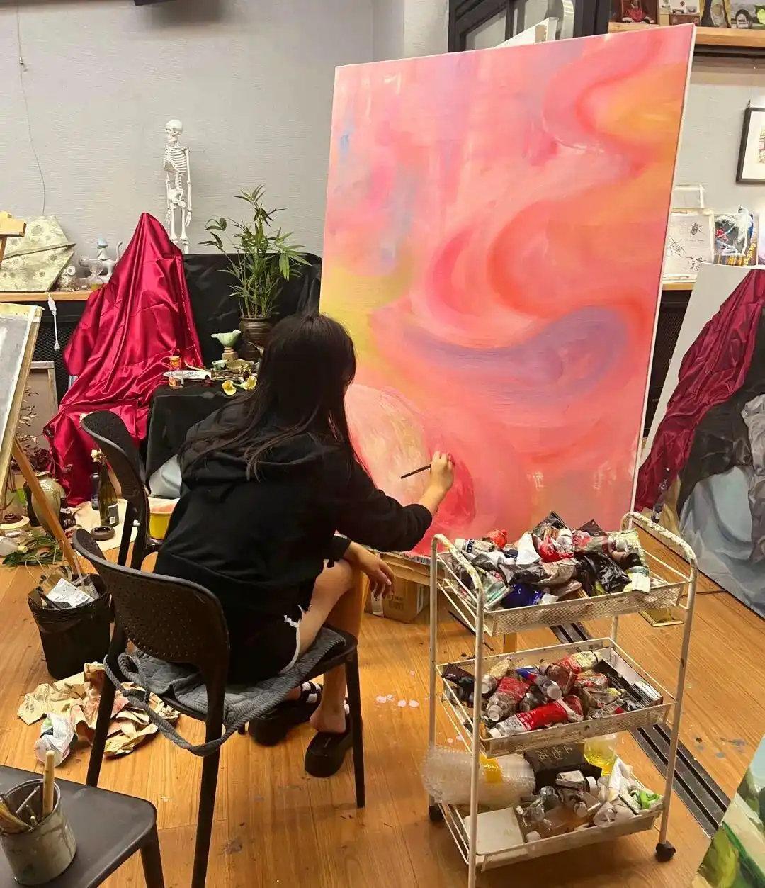王诗龄和黄多多画作又被摆一块比，一个抢眼一个朴实，审美这事谁家没争过 ​