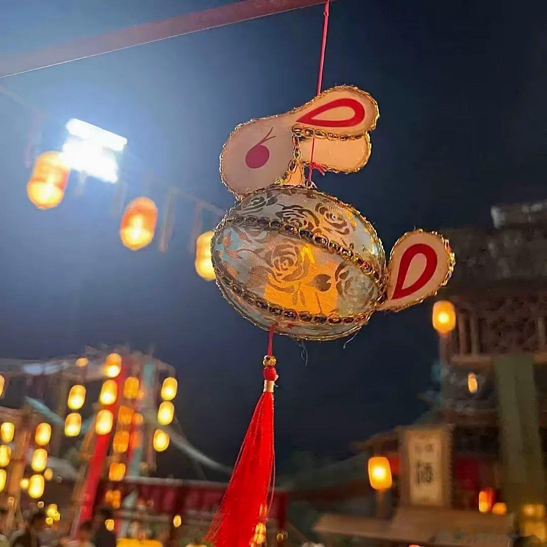 #官俊臣[超话]# 我将心思诉明月 望月照我所思人
中秋和小官🍁
Everthing goes well ​