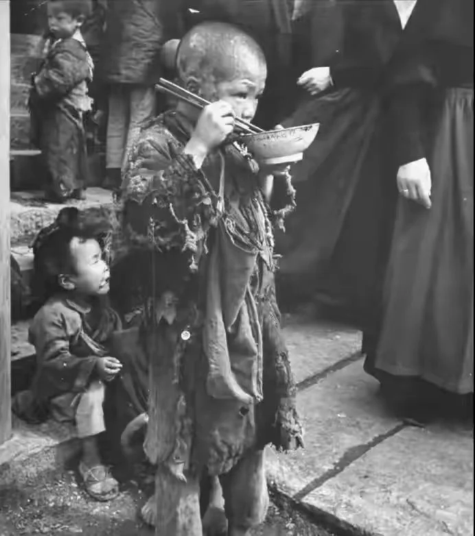 1946年的小乞丐们，比丐帮还惨！