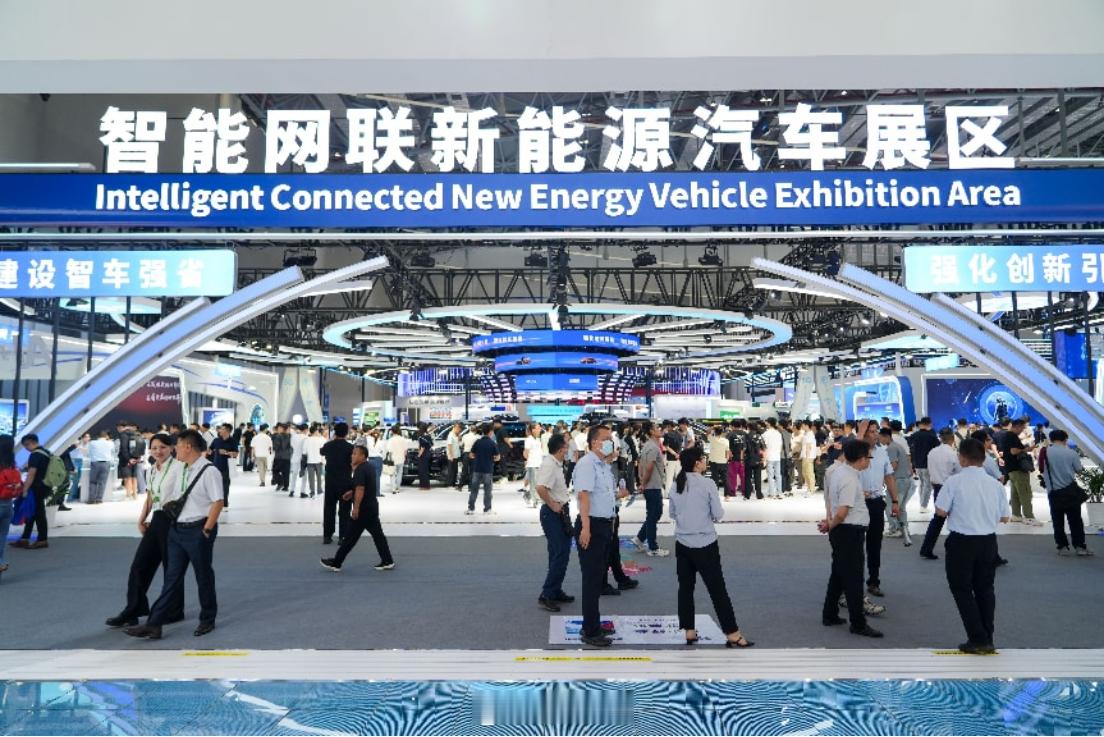 【2026世界制造业大会丨从“展示产品”到“呈现生态”，一场展会见证书写“中国智造”新实践】9月20日，合肥滨湖国际会展中心。人形机器人抬手一投，壶应声入；巡检机器人上路执勤，电动物流无人机在骆岗公园垂直起降。这些动态演示，构成了2026世界制造业大会的序章。

大会于9月20日至23日举行，主题 ​