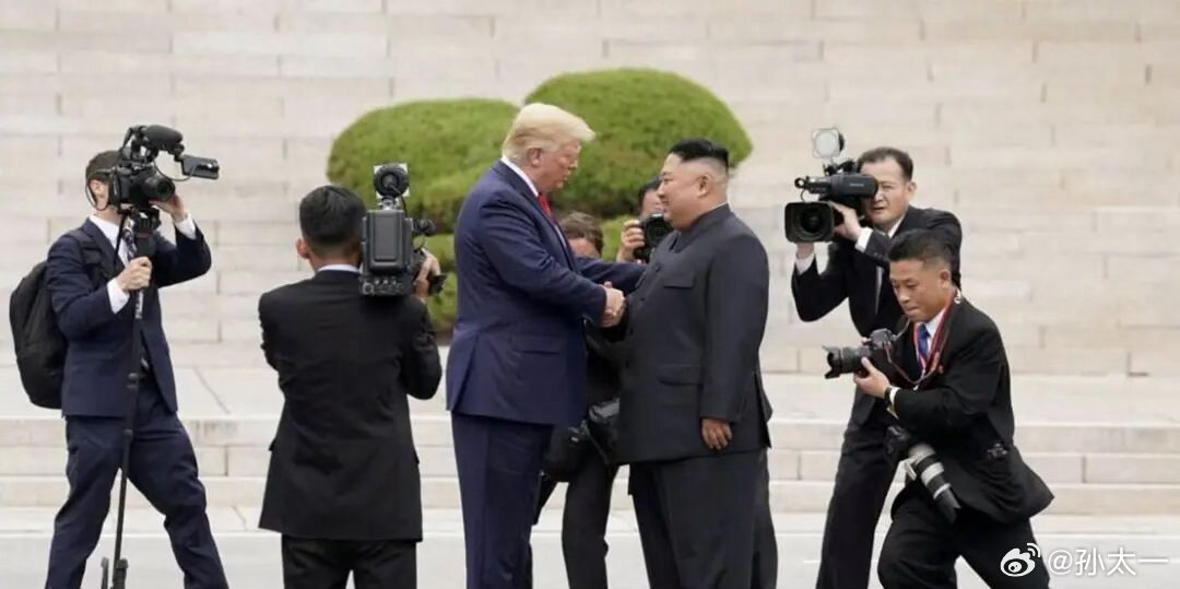 特朗普周二表示他将在年内与金正恩会晤，但未透露更多细节。他表示，朝鲜拥有57枚核武器，“这本不该发生——如果我是总统，我绝不会允许这种事发生”。这是美国总统首次公开披露朝鲜核武器的具体数量，但一些专家认为这是以前的数字，现在朝鲜拥有的核武器更多。特朗普还表示他跟金正恩的关系很好，“ ​