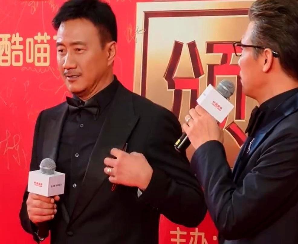 李乃文妈是烟台人，胡军认山东根，范丞丞青岛、焉栩嘉烟台、陈若轩淄博、边天扬淄博、张宸逍青岛、李明德青岛、张家硕寿光，老戏骨到小流量，山东籍演员这阵仗藏都藏不住。闯关东那年头，山东人背着铺盖卷往东北走，风雪里讨生活，把硬气跟韧性揉进骨头里，后来这股劲顺着血脉跑进片场，胡军那种糙汉味儿、李乃文那种闷里带