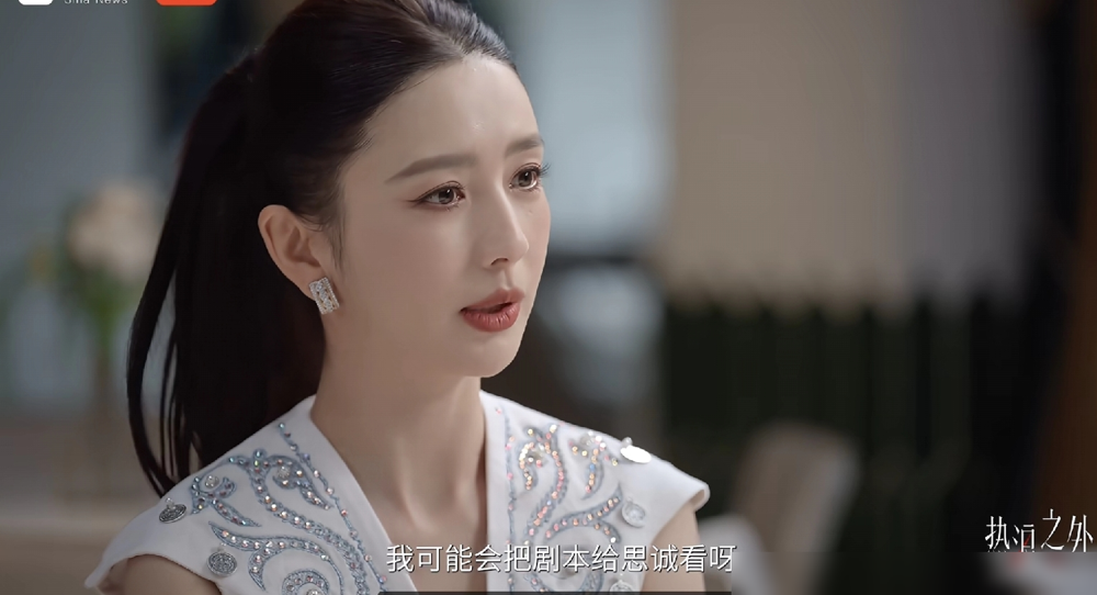 佟丽娅亲口说，她当年没离婚，是因为心里特别有数。
陈思诚那事爆出来，全网都等着看她手撕渣男。她愣是忍了好几年。鲁豫问她为啥，她说，勇敢不是冲动，是我想好一切、安顿好一切之后的决定。
说白了，那时候她手里没牌。顶着导演老婆的标签，戏约受限，孩子还小。硬离，就是拿别人的错惩罚自己。
现在她离了，儿