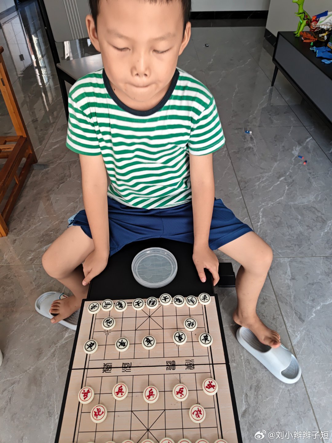 娃下五子棋惨被之后，非常不服气，又拉着我陪他玩象棋。

这下到了他的舒适区，一局几分钟就把我给秒杀了[捂嘴哭]

#父亲回应2公职人员无故掌掴13岁儿子# ​