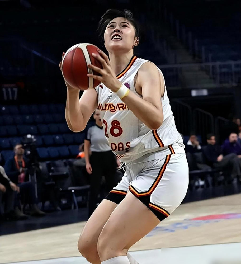 韩旭三连MVP，世界杯最佳阵容，李月汝在WNBA连份保障合同都混不上。
一个在国内拿顶薪，一个在美国坐冷板凳。
但你仔细看，李月汝是没球打吗？她放弃国内高薪，跑去打3V3，就为了多上场几分钟。护照丢了，错过世界杯，转头接着练。
韩旭的荣誉能挂满一面墙，李月汝的简历上只有还在外面熬。
这年头，