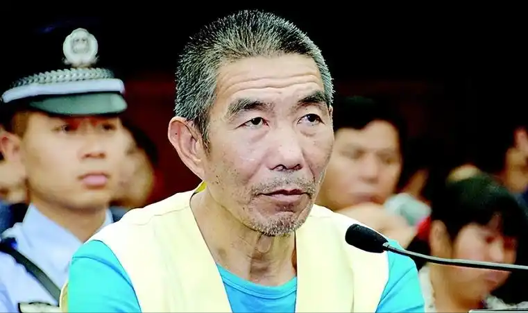 白天在公园下棋遛狗、待人谦和从不悔棋的独居老头，夜里回家分尸杀人，五个白桶分别放满了人体组织，菜地枯井深埋遗骸——没人敢信，这个19岁因为杀人被判入狱20年的人，时隔多年又勒死了11个年轻人，邻居只嫌他家的三条狼狗很吵。

主要信源：（文萃报——云南连环杀手档案）

张永明1955年8月生在晋宁晋城