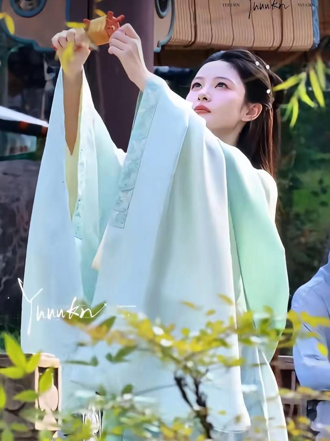 于正究竟给赵晴做了怎样的，整个人状态直接开窍。
早前出镜总显得面部臃肿，眼神略显木讷，可新剧《听银》路透曝光，变化堪称脱胎换骨。脸型紧致流畅，眉眼自带英气，身着古装和导演沟通戏份，神情松弛又专注，不少人直言隐约看到大青衣的潜质。 ​