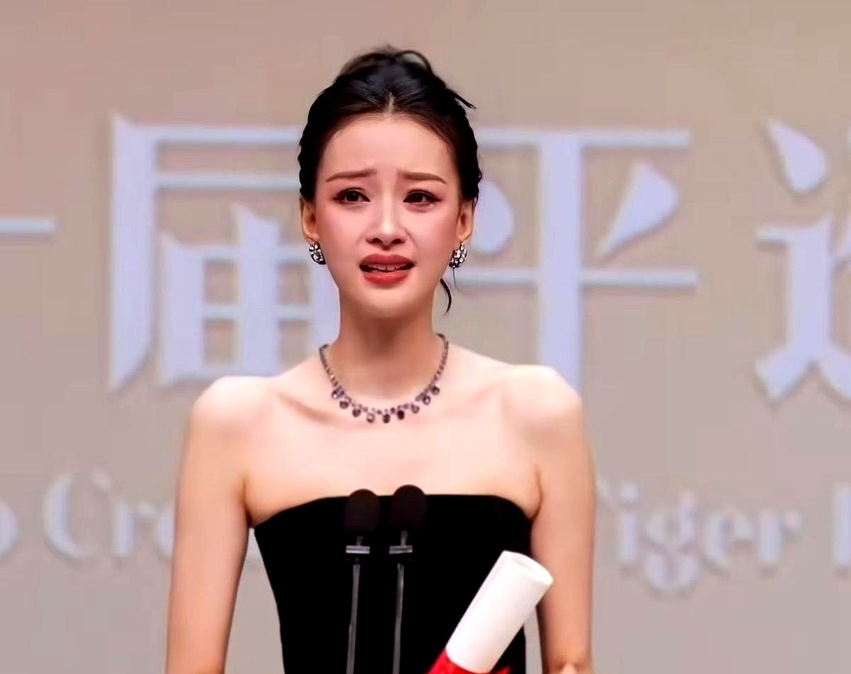 孙怡从评委手里接过平遥影后奖杯时，台下的前夫董子健正在鼓掌。

凭《爱情笑话》里的小美，她拿下费穆荣誉最佳女演员。这角色在亲密关系里把委屈生生咽下去，没歇斯底里，全靠眼神和微表情撑着。评委给的词是“细腻克制”。

过去总有人盯着她的脸嘲“除了漂亮一无所有”。这回奖项含金量摆在这，实打实的认可。

董