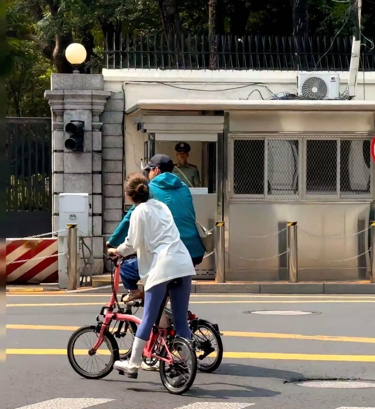 胡歌娶黄曦宁，真相终于藏不住了。
不是她多惊艳，也不是多般配。而是——胡歌母亲不在了。
回看胡歌三段公开恋情。薛佳凝，江疏影，哪个不是女神级别。坊间一直传，胡妈妈眼光高，不同意，胡歌又孝顺，只能忍痛分手。
直到黄曦宁出现，时间点很微妙。2019年胡妈妈病逝，之后胡歌才和她走到一起。
没人拦了，没人否