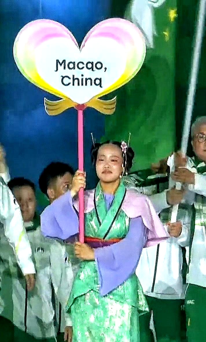 名古屋的开幕式一开场，举牌子的小哥哥小姐姐一亮相，愣了下——这气质，像街头快闪，不太像亚运礼仪队。
当晚，日本名古屋，亚运会开幕式。

除了中国代表团入场让人热血，最抓眼球的，偏偏是这队举牌生：装束轻便，步伐松，笑得随性。

有人说接地气，有人说离谱。

为啥网上吵起来？

因为国际赛场要的是“仪式