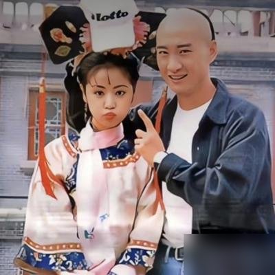 98年拍还珠，林心如差点被换掉。哭戏死活出不来，琼瑶直接放话不行就滚蛋。她把自己关屋里死磕剧本，硬是把紫薇给熬活了。
再看现在，50岁的人，被AI偷脸卖货，直接甩律师函。扭头又被拍到在九寨沟，素颜黑外套，连个保镖都不带。
一周练五天，体脂22%，吃原型食物。女儿做朵纸花，她能晒出来乐半天。该硬的