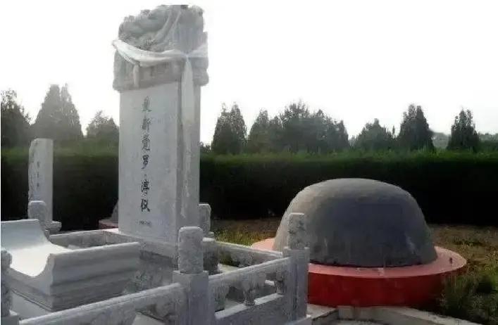 1967年10月17日，溥仪在北京因病去世后，他的家人不知道该以何种规格来安葬溥仪，就把这个问题上报给了国家。周总理得到这个消息后又是如何处理的呢？

 
报告送到周恩来案头时，秘书站在旁边等他批。秘书问，是按旧制，还是按战犯？周恩来没急着答，先问了一句：“溥仪特赦以后，是什么身份？”秘书说：“公民