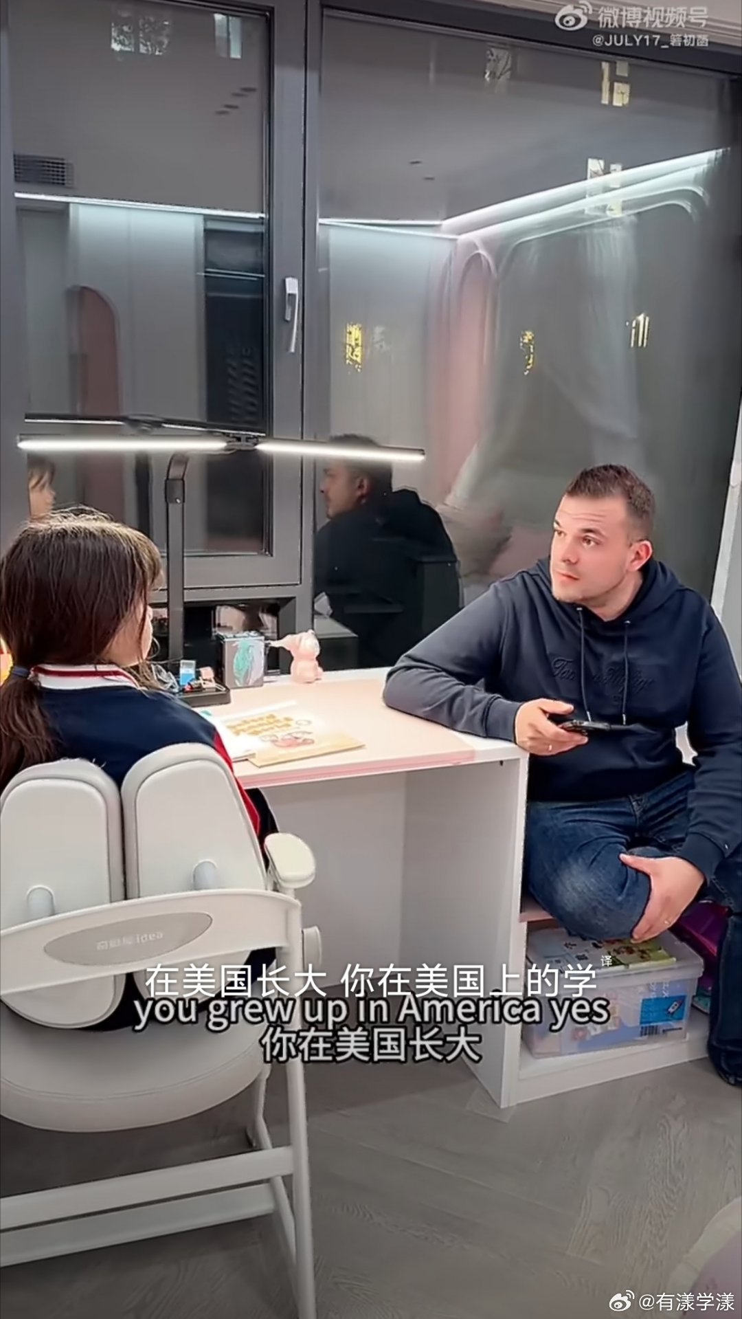 #美国姑娘来中国考英语倒数第一#
哪怕是母语，也不代表考试就能及格啊…

日常用的，跟学校教的根本就不是同一套啊…哪怕四、六级都过了，也没几个人敢说自己就能用英语和别人交流吧…[笑cry] ​