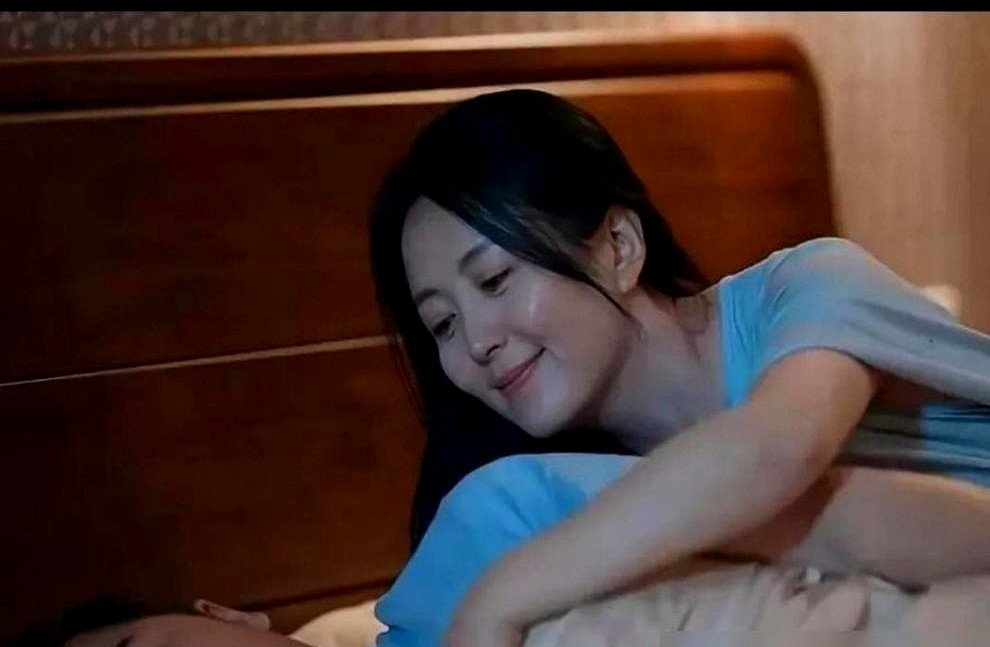 69岁张国立搂着48岁杨童舒凑近脸颊，镜头一转，同岁的梅婷还得管张国立叫声公公。

屏幕前的弹幕瞬间炸锅。相差21岁的演员硬凑情侣，亲热戏码一出，看得人直抠脚底板。

剧方赶紧出来圆场，说这是轻喜剧，想展现老年人也渴望爱情，用来冲淡老龄化的沉闷。

可强行把同龄女演员劈成两辈人，硬熬这锅悬浮的糖水，