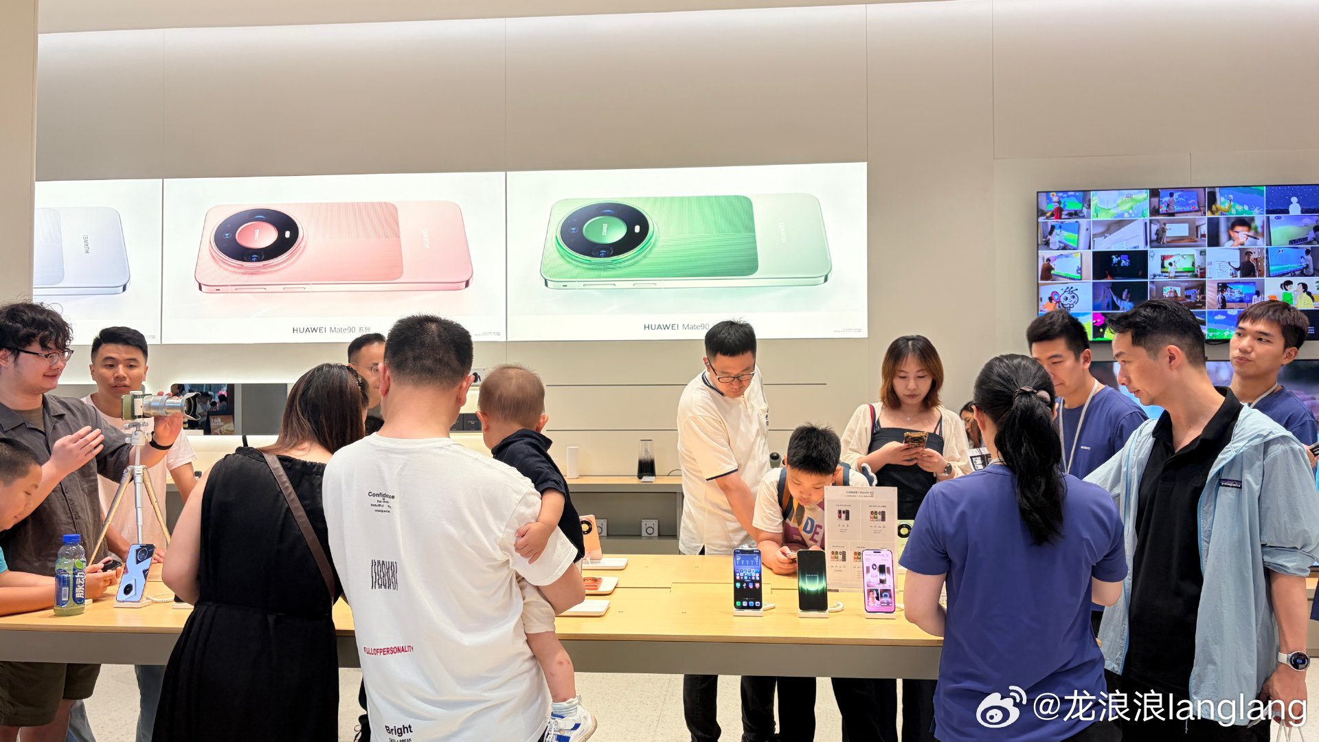 华为Mate 90系列今天上午10点发布，中午12:08就正式开售，发布和开售只隔两个小时，国庆假期第一天就能直接买到。  一、发布与开售时间- 发布会：10月1日上午10:00正式发布- 开售：当天