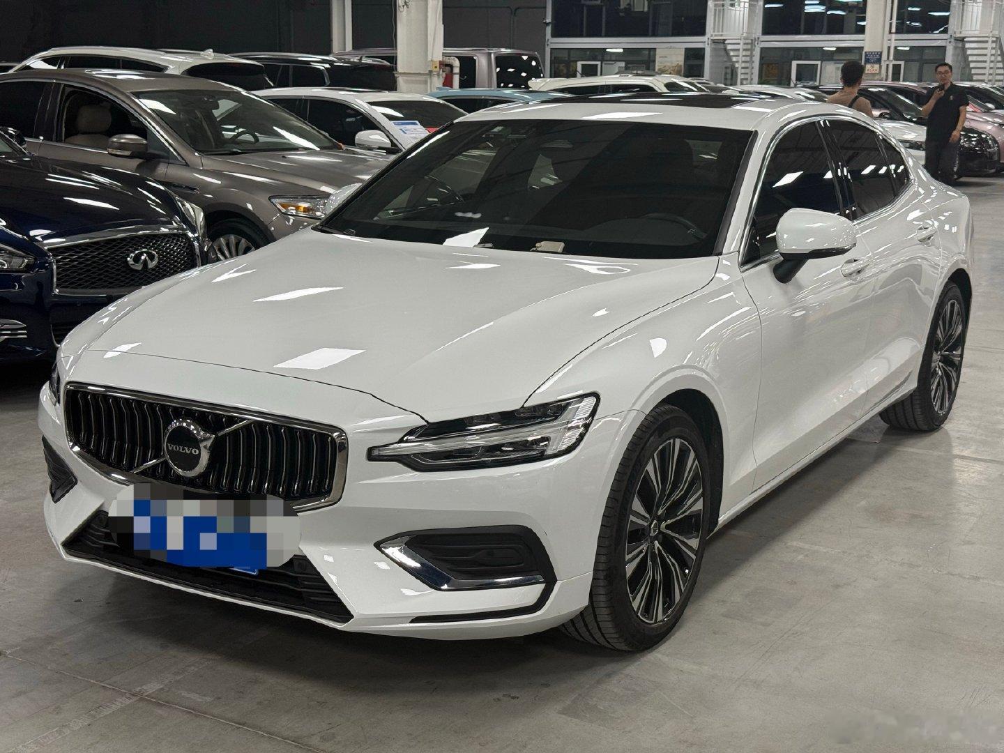 价格10.X万
车辆型号：2023 款沃尔沃 S60L B4 智逸豪华版
上牌时间：2022-09
出厂日期：2022-07
公  里  数：2.8
天       窗 ：有
排       量 ：2.0
颜       色 ：白
年       审 ：27-09
交  强  险：27.09
上  牌  地：京
使用性质：非营运
过户次数：0
车况详情：原车漆 ​