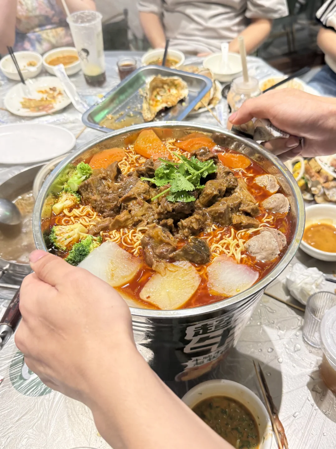 排队3h！这桶巨无霸牛杂面味太正了！🍜