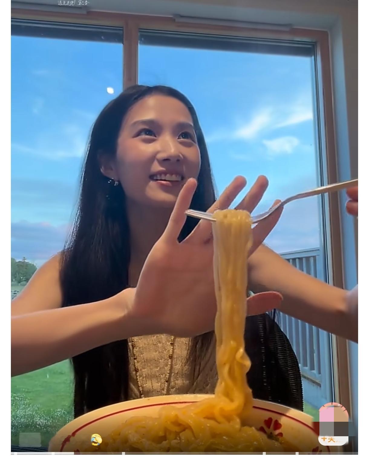 卢昱晓干饭名场面火了，一分钟一口面没吃完，慢干饭才是瘦身密码