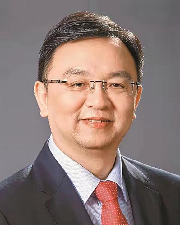 这位是身价已经上千亿的比亚迪汽车公司的老板王传福；王传福从小比较苦，初中时就没了父母，是哥哥嫂子支持他读完初中高中，后来考入大学哥哥嫂子砸锅卖铁继续支持他读完大学。如今发达了王传福一直记着哥哥嫂子的恩情，现在他每到周末都要拿着东西去住在他隔壁别墅的嫂子家里陪着嫂子吃饭！他说虽然他现在发达了，但是他知