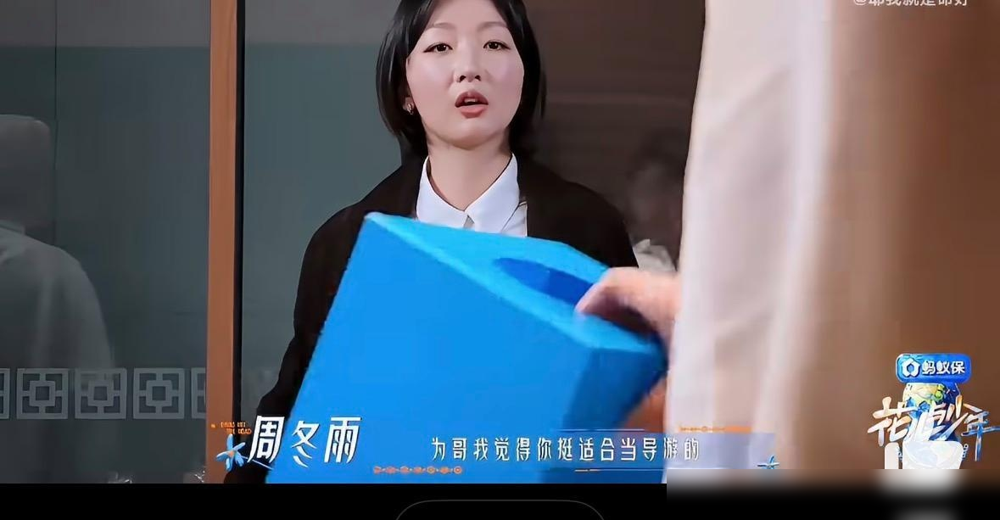 周冬雨上《花少8》，脸居然肿成这样？
开播前外界都担心她路人缘差，没想到节目里直接口碑逆袭。
她会用需要我结账吗的玩笑化解C位尴尬，还听闺蜜马思纯建议，全程少插嘴多倾听。
这波脸直接冲上热搜，网友说她面部浮肿的状态，和早前章子怡状态差时一模一样。她自己也在节目里自曝有肠胃问题，邓为还直言她素颜