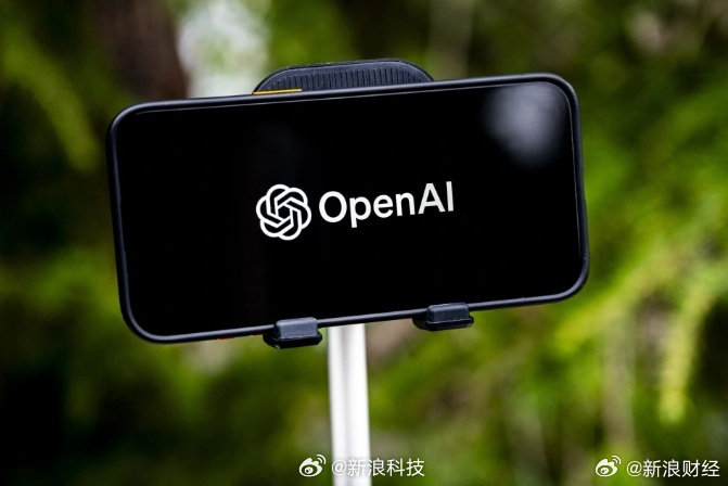 【#OpenAI企业收入反超C端#】#OpenAI拟告别按Token计费#OpenAI 企业业务持续增长。弗莱尔表示，今年年初，公司 60% 收入来自 ChatGPT 个人用户，剩余部分来自企业客户；如今这一收入结构已经反转。她补充道，6 月至 7 月，公司整体年化营收增长 20%，企业业务年化营收增幅达到 32%。为追赶 Anthropic， ​