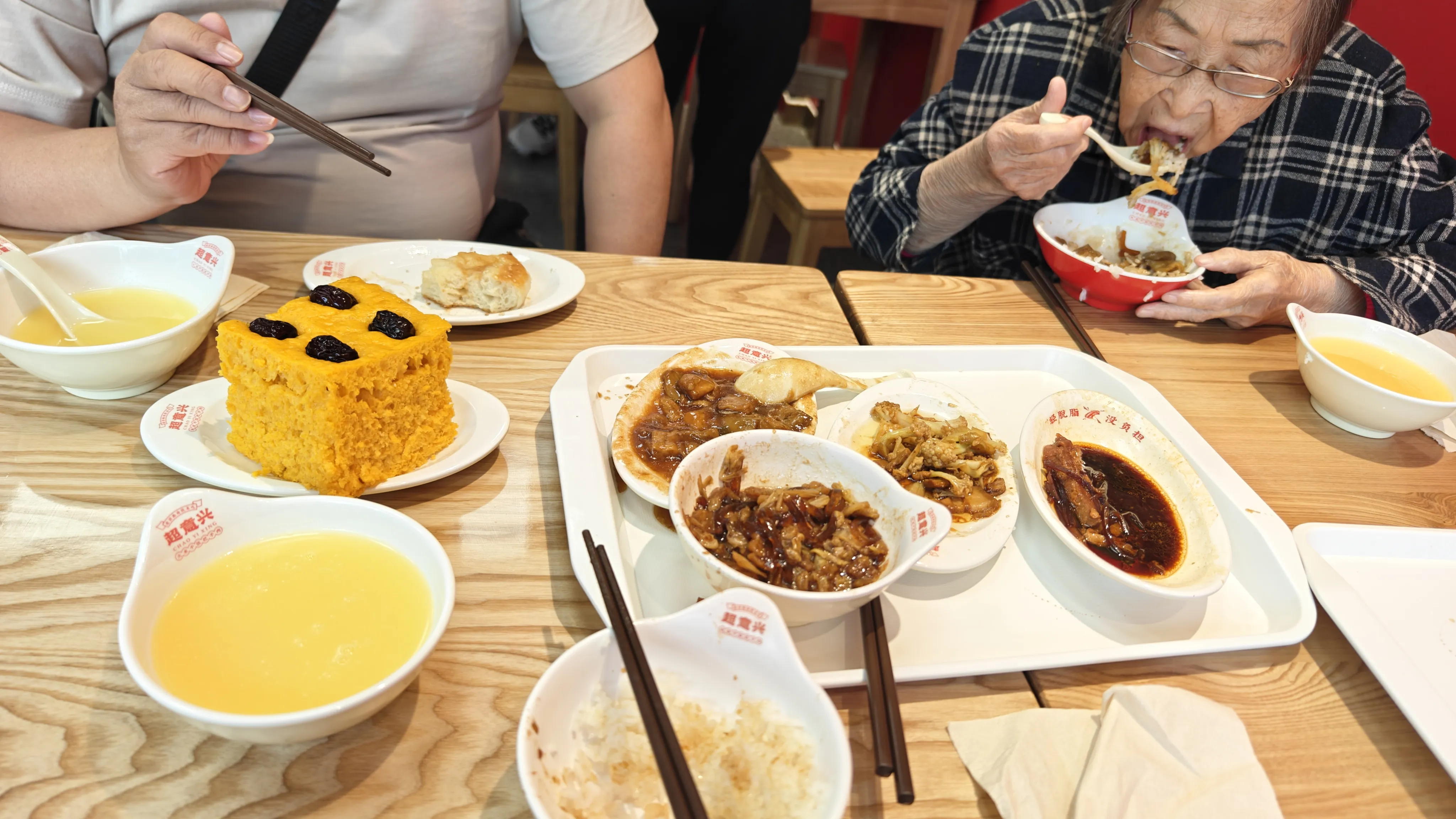 本打算带老妈去吃京味斋的，可我们到的有点早，那里中午休息还没开门。

我们继续往