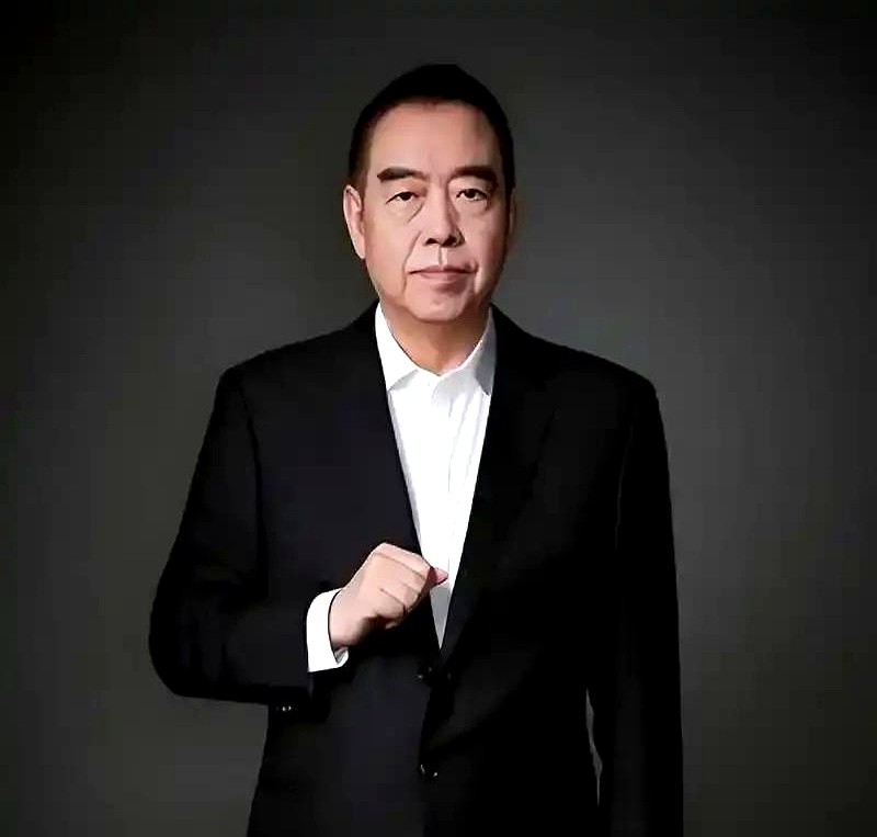 2006年金球奖现场，得知落选的那一刻，陈凯歌推掉所有采访，转身离场。

那年他的《无极》和周星驰的《功夫》一起入围。

去之前，陈导志在必得。周星驰倒是一脸轻松，对着镜头说自己就是来学习的。

结果揭晓，两部片子都没拿奖。

陈凯歌走得匆忙。周星驰留了下来，面对话筒坦然开口，说喜剧能入围就已经很不